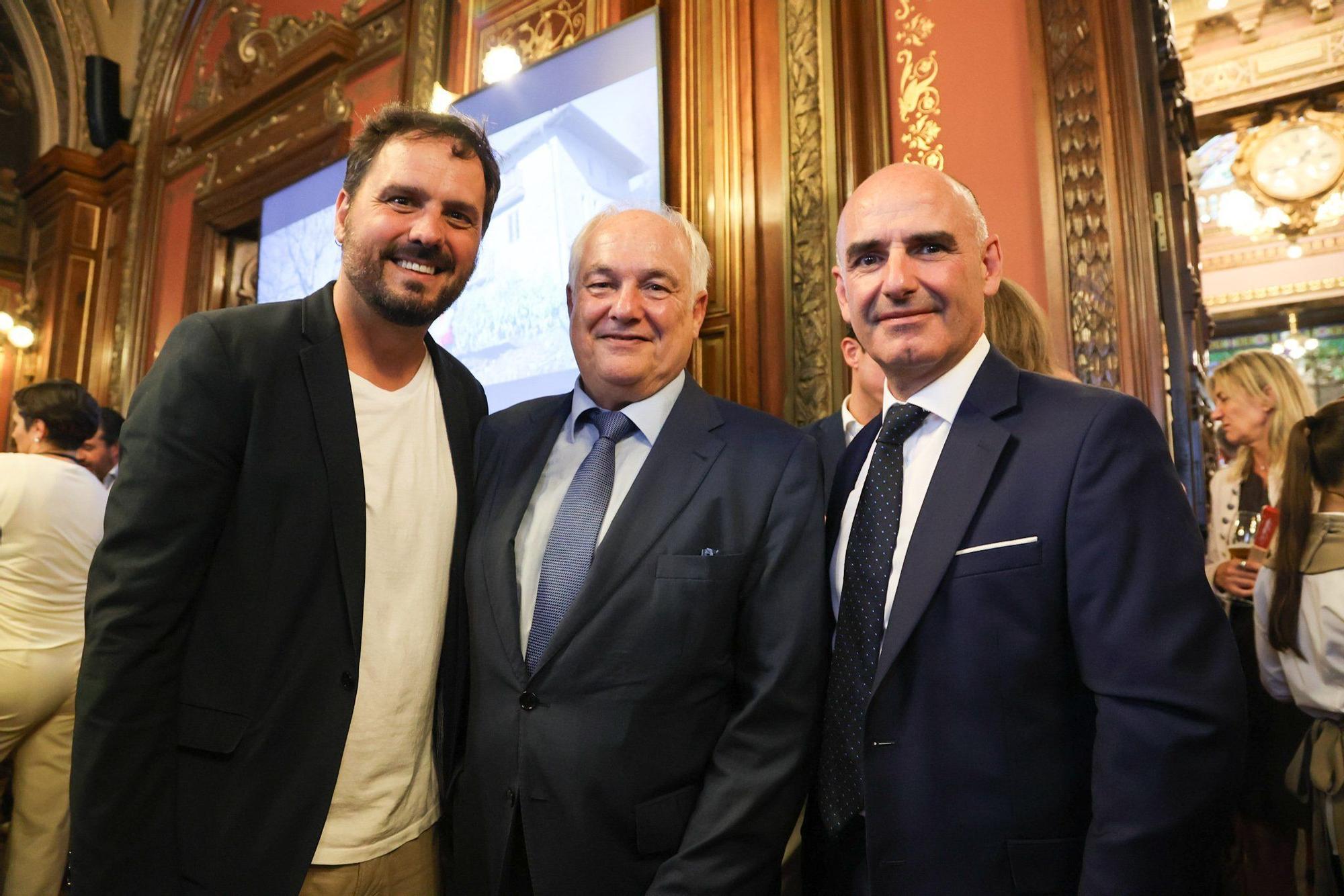 El escritor Kirmen Uribe con el  periodista Arturo Trueba y el director general de EITB, Andoni Aldekoa.