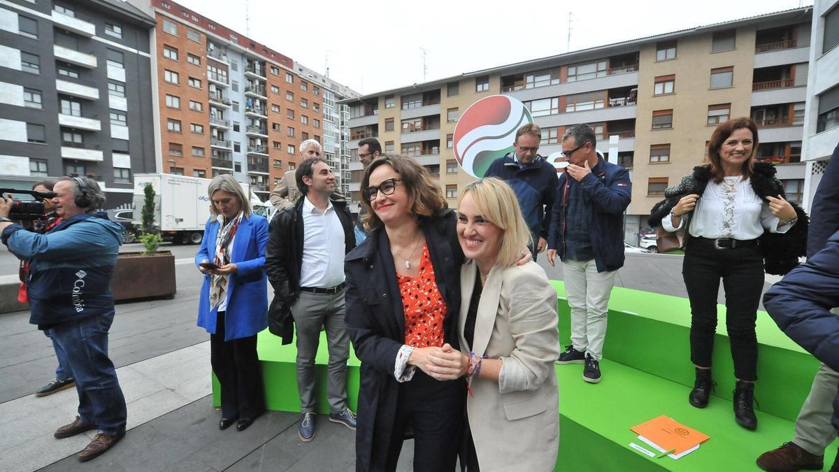 Elixabete Etxanobe y Ainhoa Agirregoikoa durante el acto de campaña en Galdakao.
