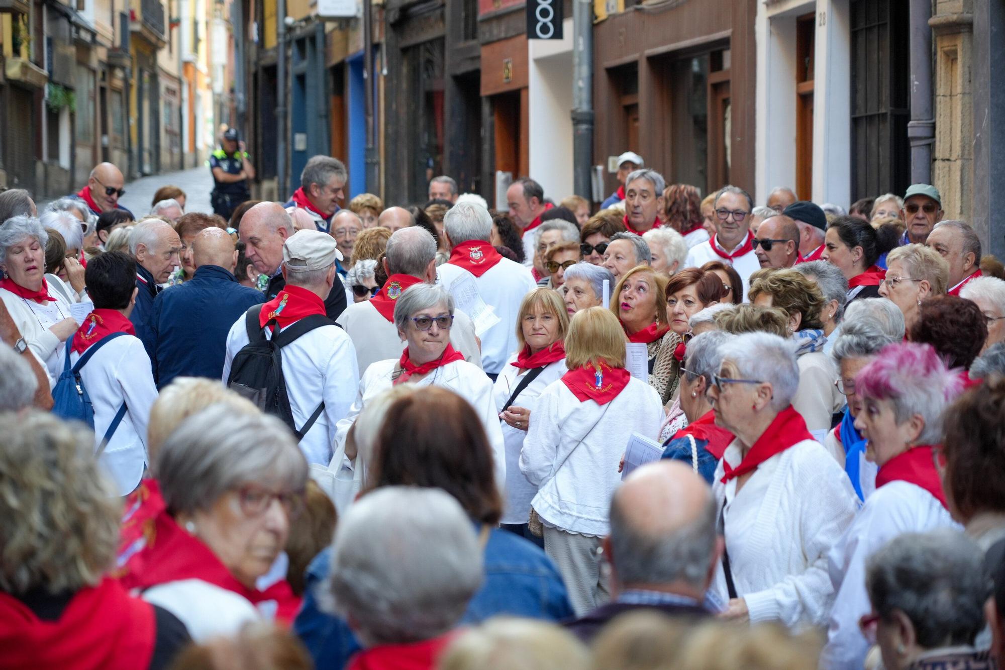 En imágenes: Los auroros despiertan a Vitoria con sus canciones