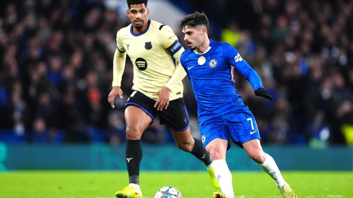 Araújo firmó un partido para el olvido ante el Chelsea.