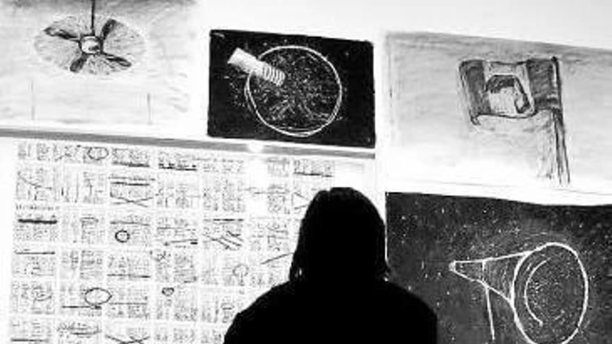 Un visitante en la muestra de Kentridge.