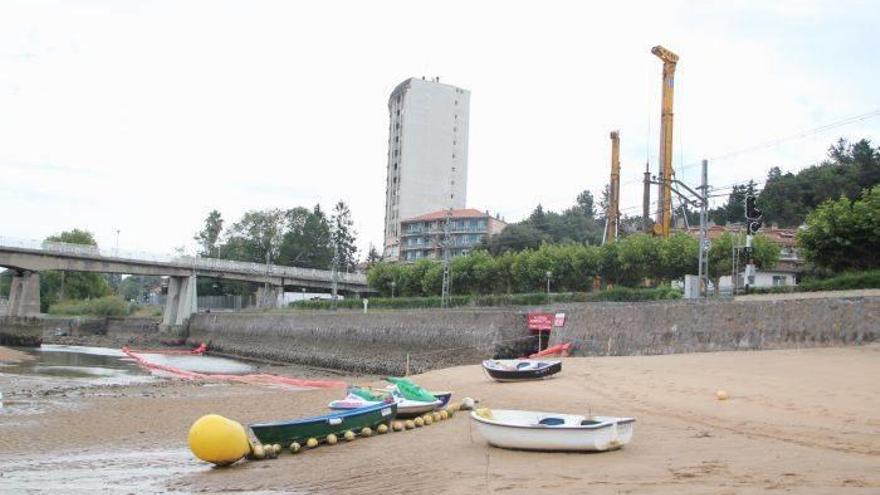 La barrera está ubicada junto al muro del parque. Foto: A. Erdaide