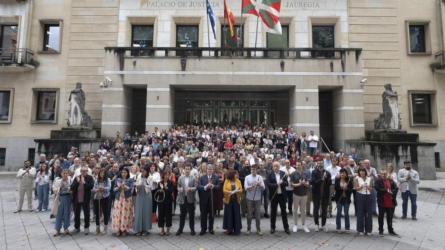 Más de 200 alcaldes, concejales y personalidades del euskera se concentran frente al TSJPV en defensa de la lengua