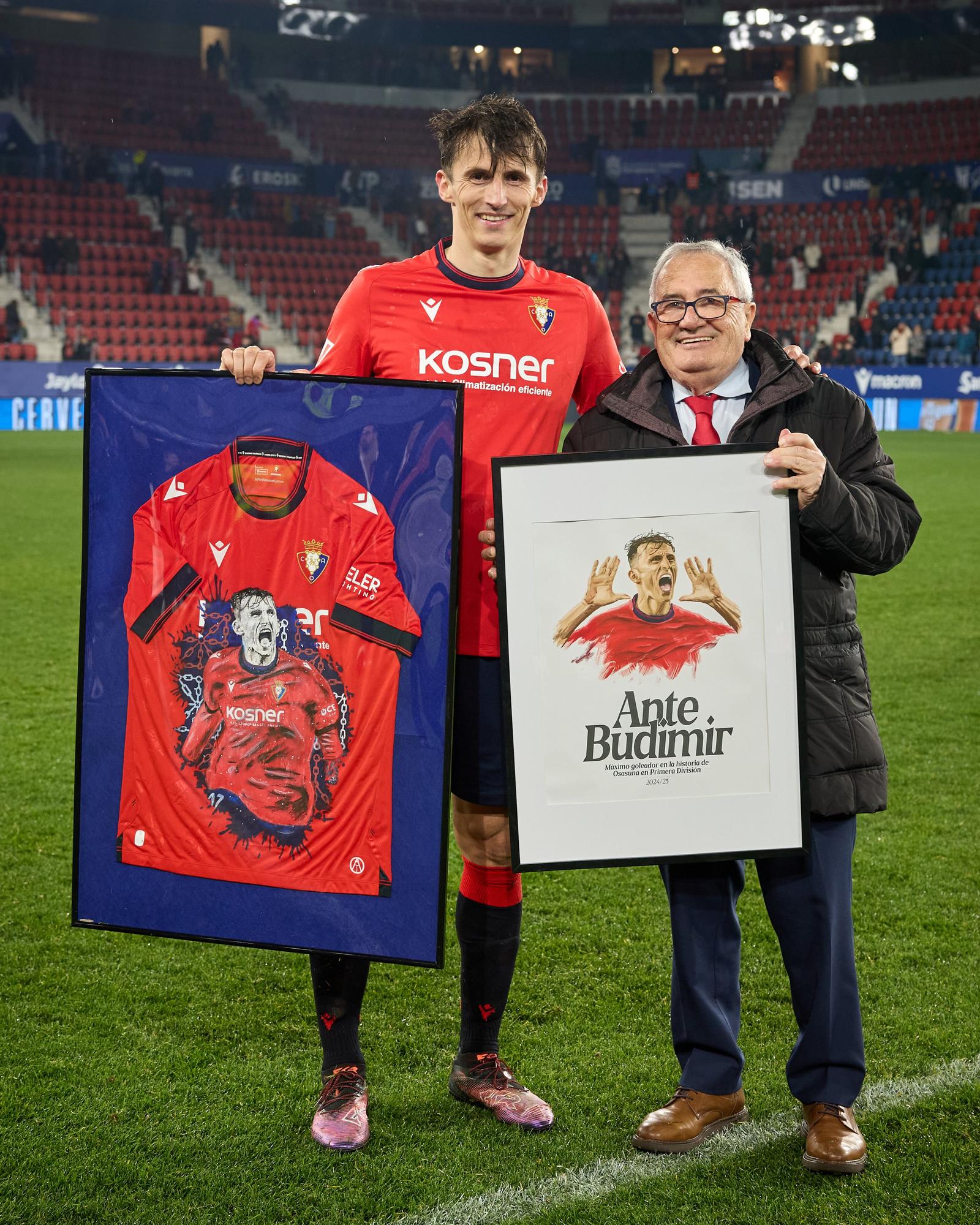 Budimir recibió de manos del presidente Luis Sabalza estos dos cuadros que ponen en valor su gesta en el club.