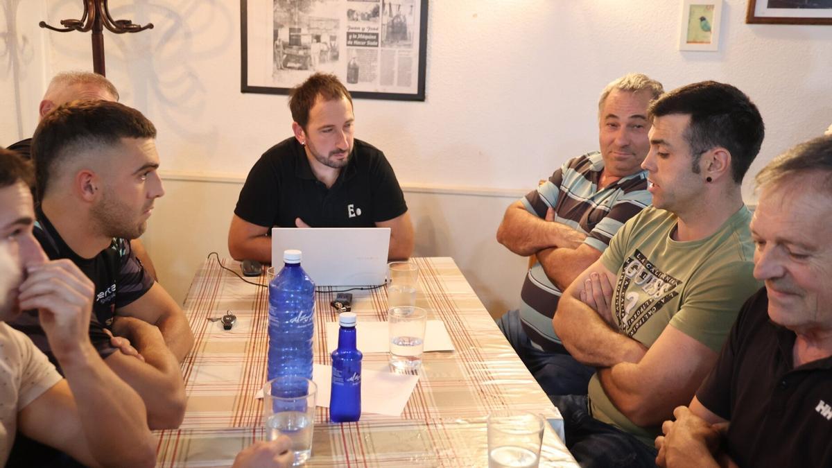Iker Vicente y Eneko Otaño, durante las conversaciones para cerrar la apuesta, el pasado 22 de octubre en el restaurante Kantabriko de Tolosa.