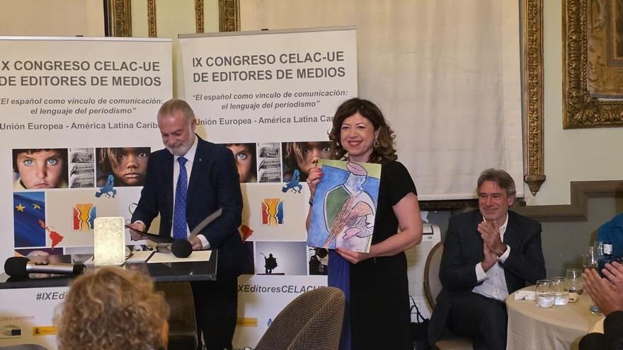 Irene Lanzaco recibe el premio EditoRed por su trayectoria en defensa del periodismo