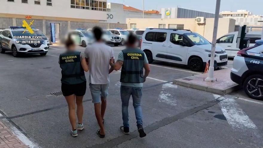 Detenido un joven de 19 años por apuñalar a una anciana para robarle en Torrevieja