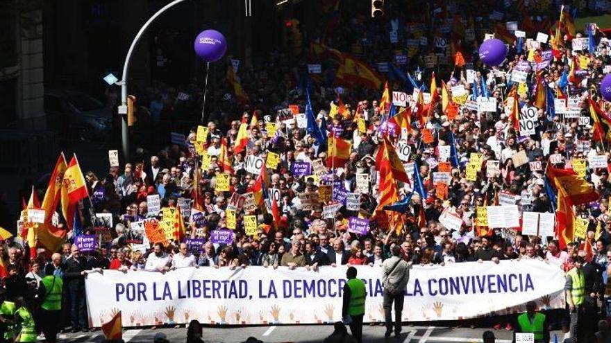 Miles de personas se manifiestan en Barcelona contra el "golpe separatista"