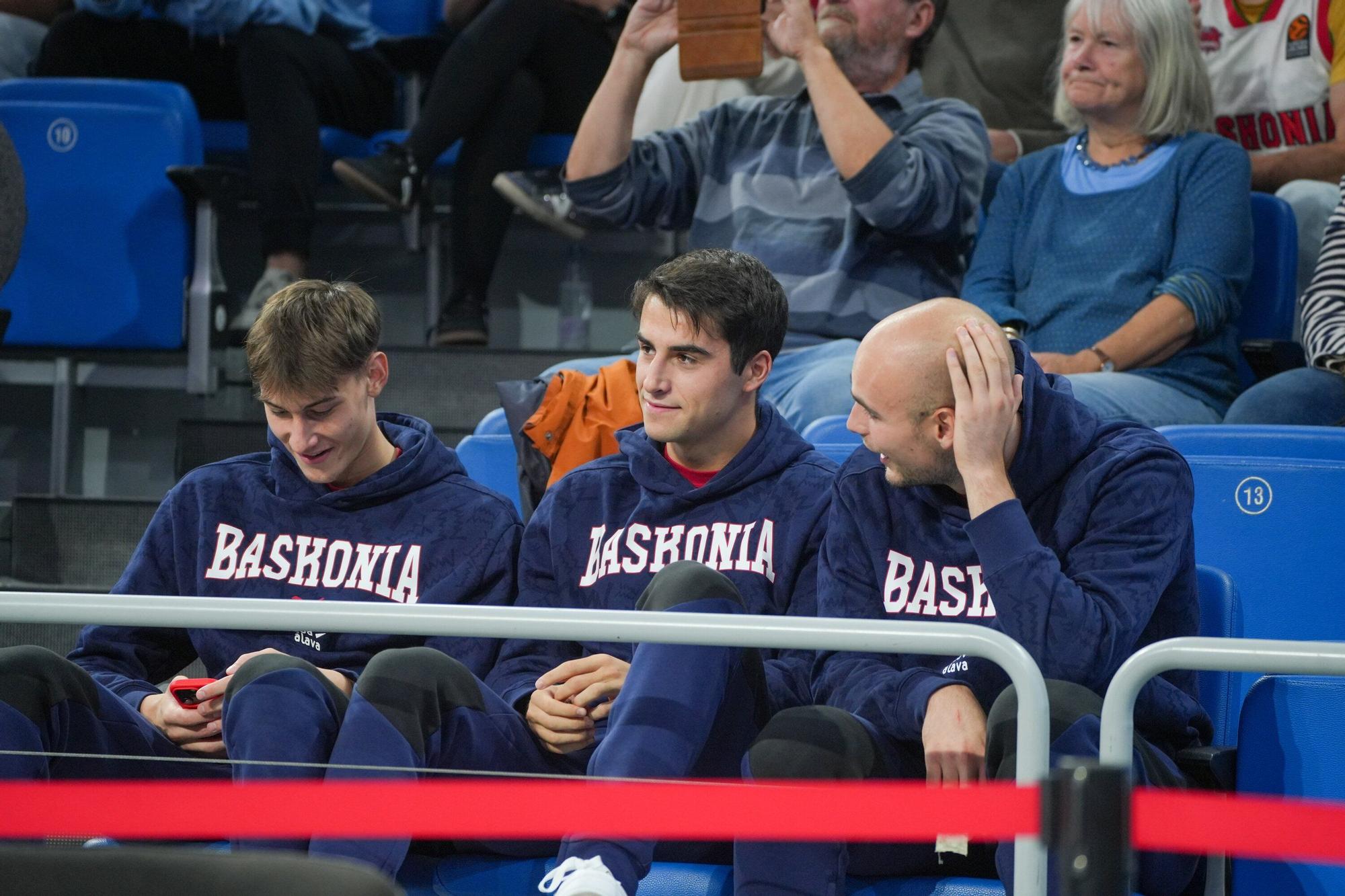 En imágenes: Ambientazo en el Baskonia-Panathinaikos (¡Búscate en las fotos!)