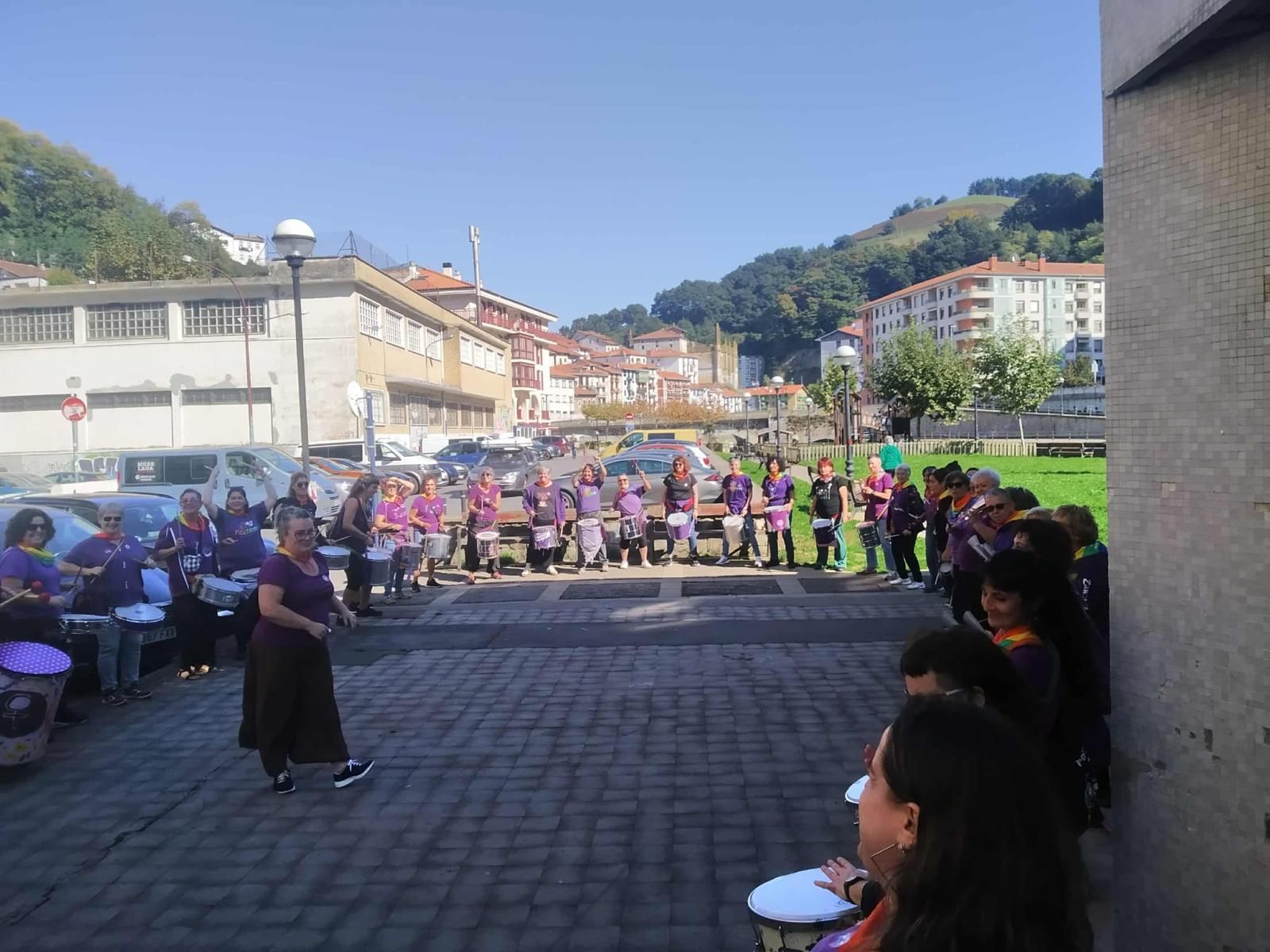 En imágenes: Ondarroa celebra el Día del Abrazo a la Diversidad