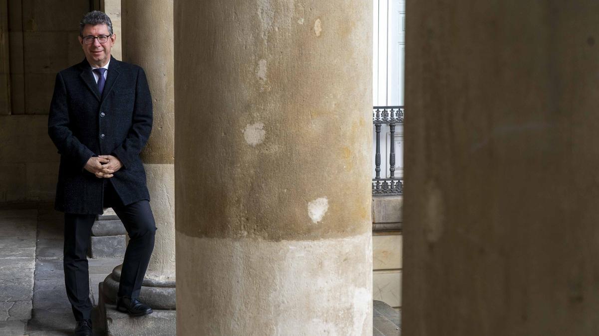 Iñaki Gurtubai, diputado de Igualdad, Euskera y Gobernanza, en las escalinatas del palacio foral.