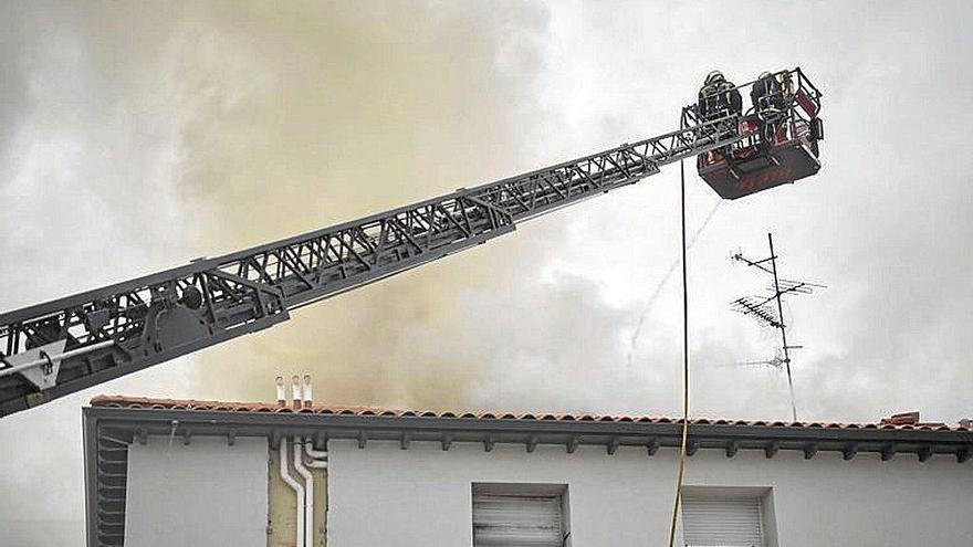Intoxicado un varón en el incendio de una vivienda en obras en la Txantrea