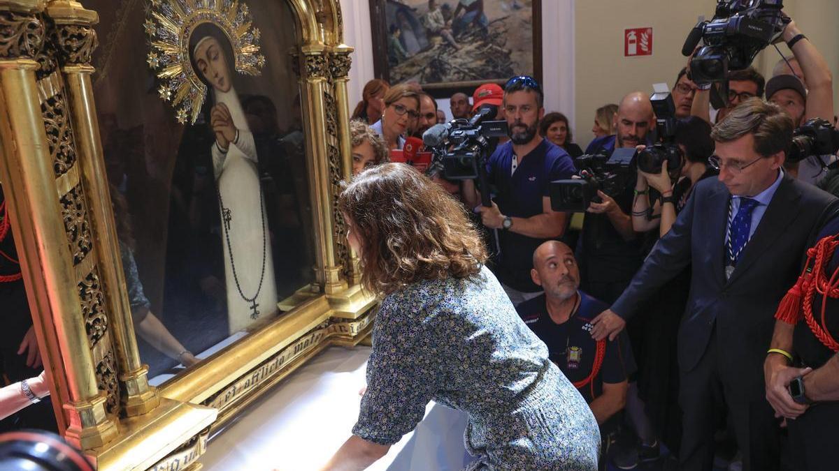 La presidenta de la comunidad de Madrid, Isabel Díaz-Ayuso, en la iglesia de la Virgen de la Paloma en Madrid