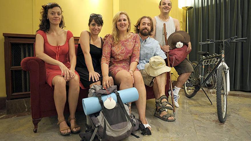 Los actores Pablo del Mundillo (d), Imanol Espinazo (2d), la directora Maite Redín (c) y las actrices Virginia Cervera (i) y Nerea Bonito.