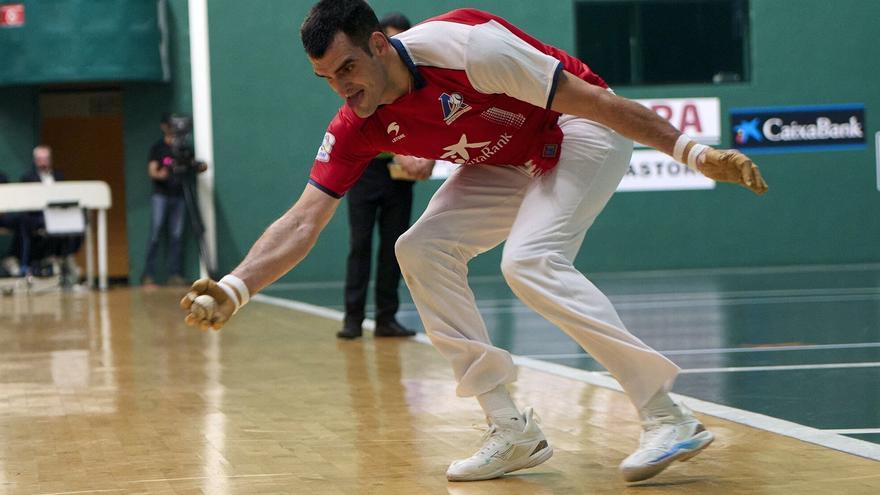 Joseba Ezkurdia sufre para batir a Peio Etxeberria