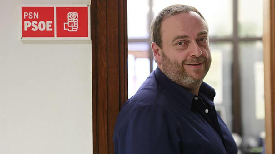 El concejal socialista Jorge Mori, en la puerta de su despacho del Ayuntamiento de Pamplona.