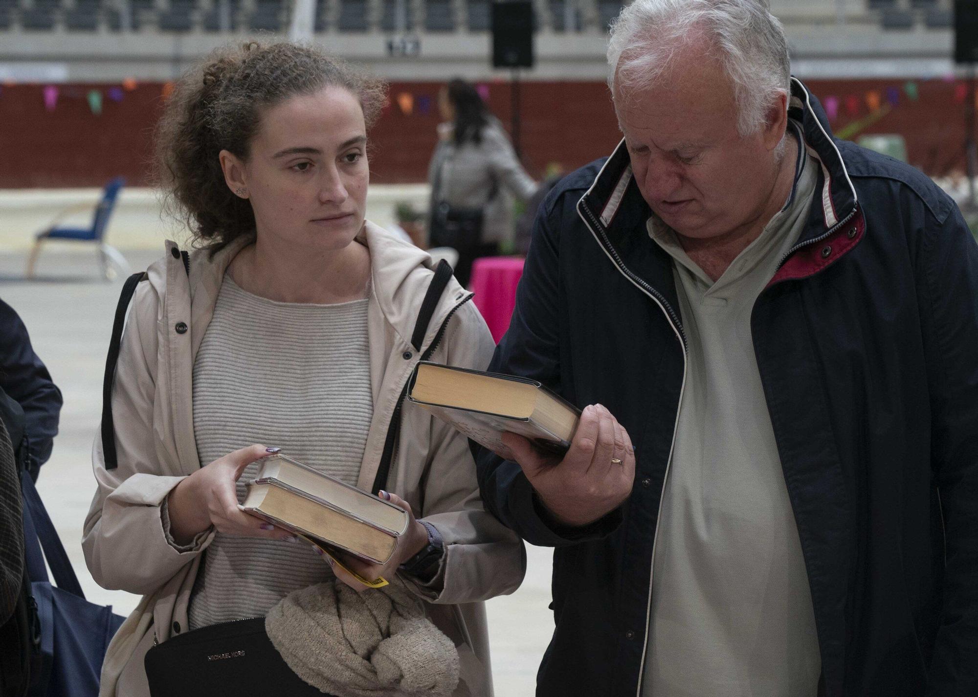 El Iradier, convertido en mercado de trueque de libros