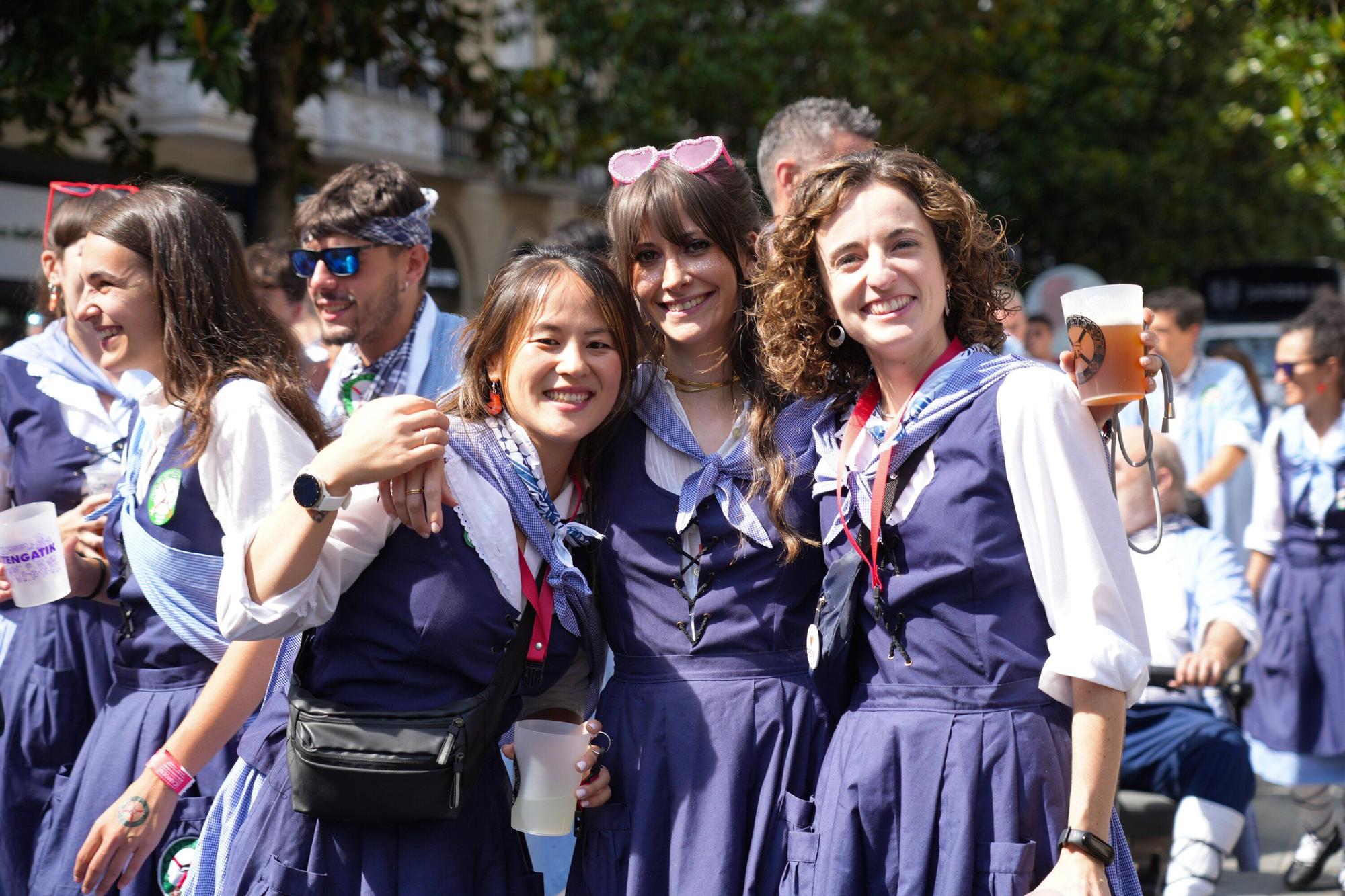 En imágenes: Blusas y neskas desfilan en el primer paseíllo