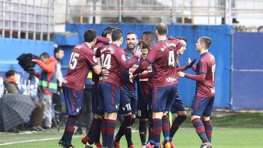 Los jugadores del Eibar celebran el gol conseguido ante el Sevilla en el primer minuto del partido