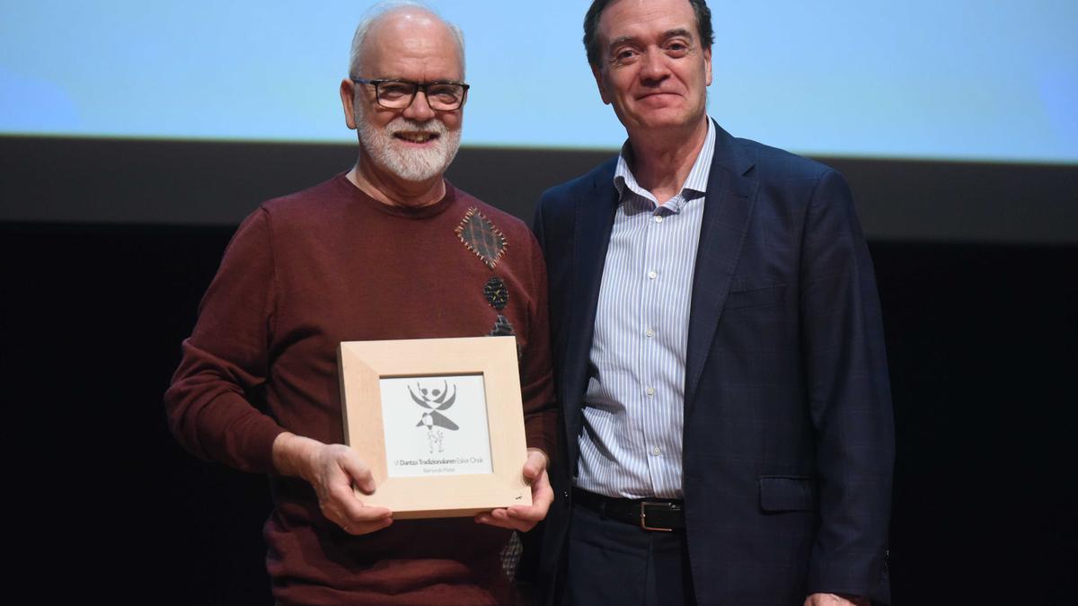 Raimundo Flores con Javier Andrés, director general de Editorial Iparraguirre.