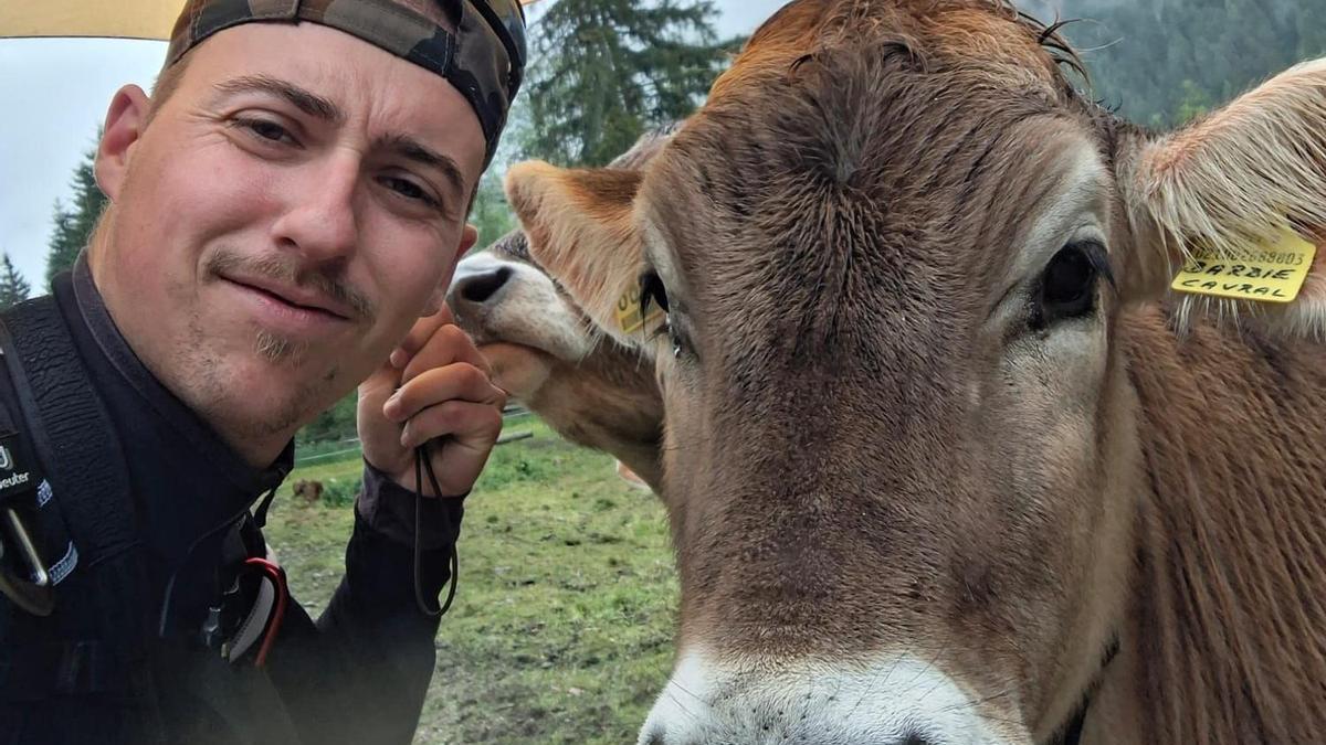 Eneko Azkue, sacándose un selfie con una vaca.
