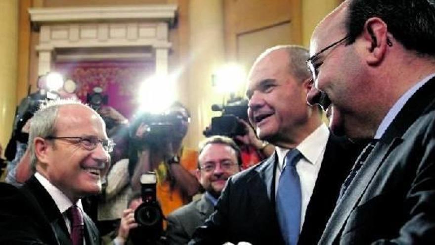 José Montilla saluda en el Senado al vicepresidente tercero, Manuel Chaves, y al secretario de Estado de Política Territorial, Gaspar Zarrías.