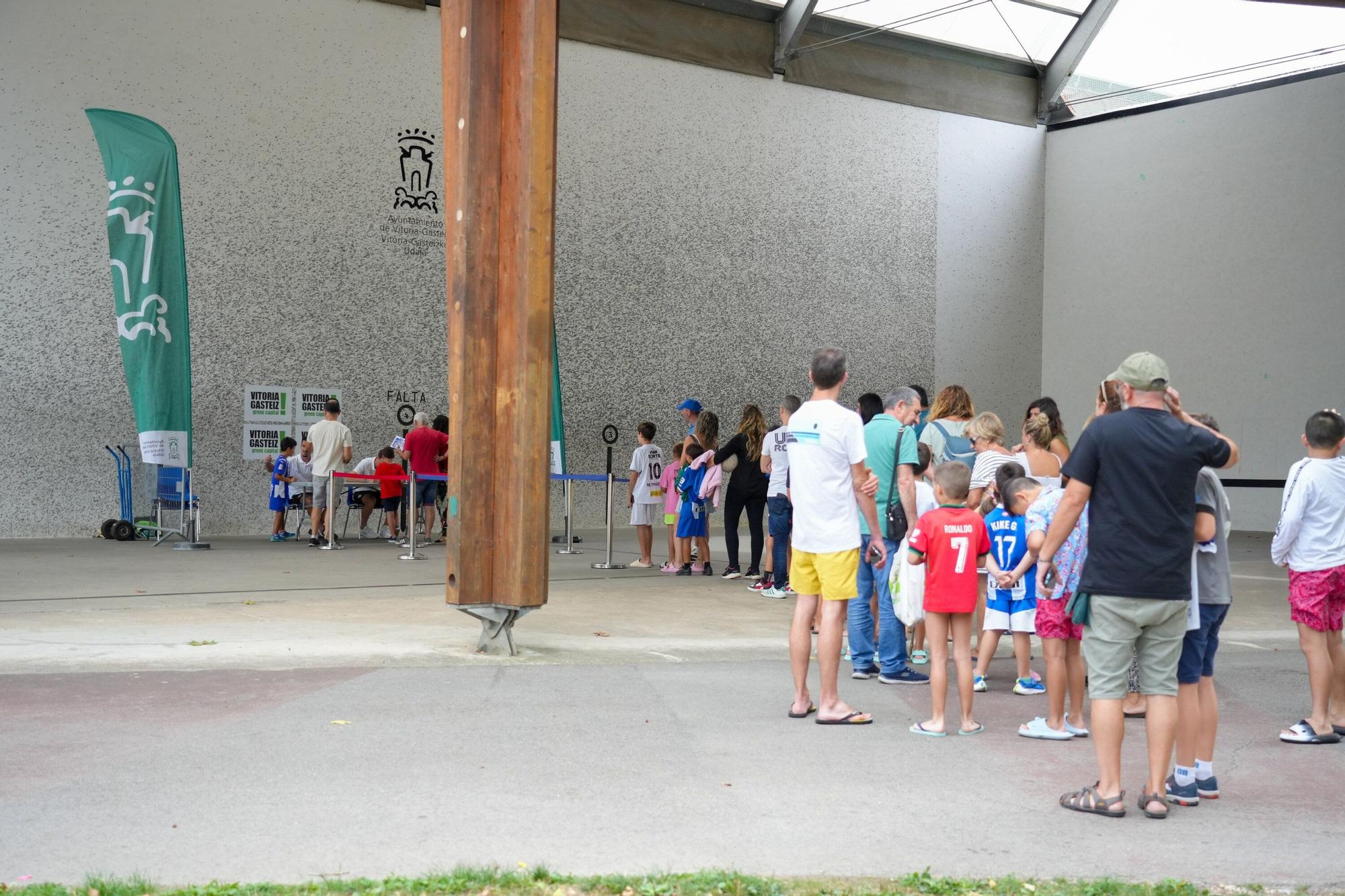 En imágenes: Toni Martínez y Víctor Parada firman autógrafos en las piscinas de Gamarra