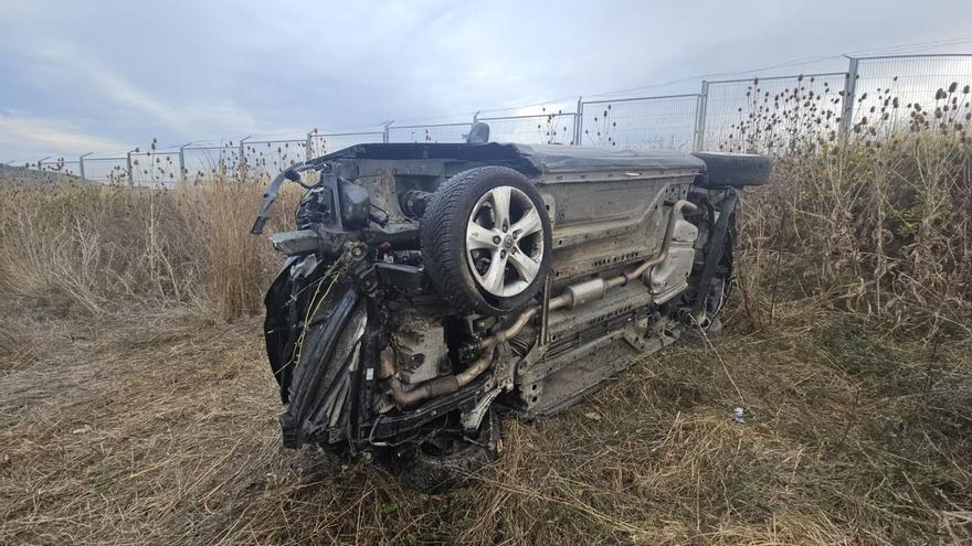 Herido un conductor al salirse de la A-15 y volcar entre Orkoien y Berriozar