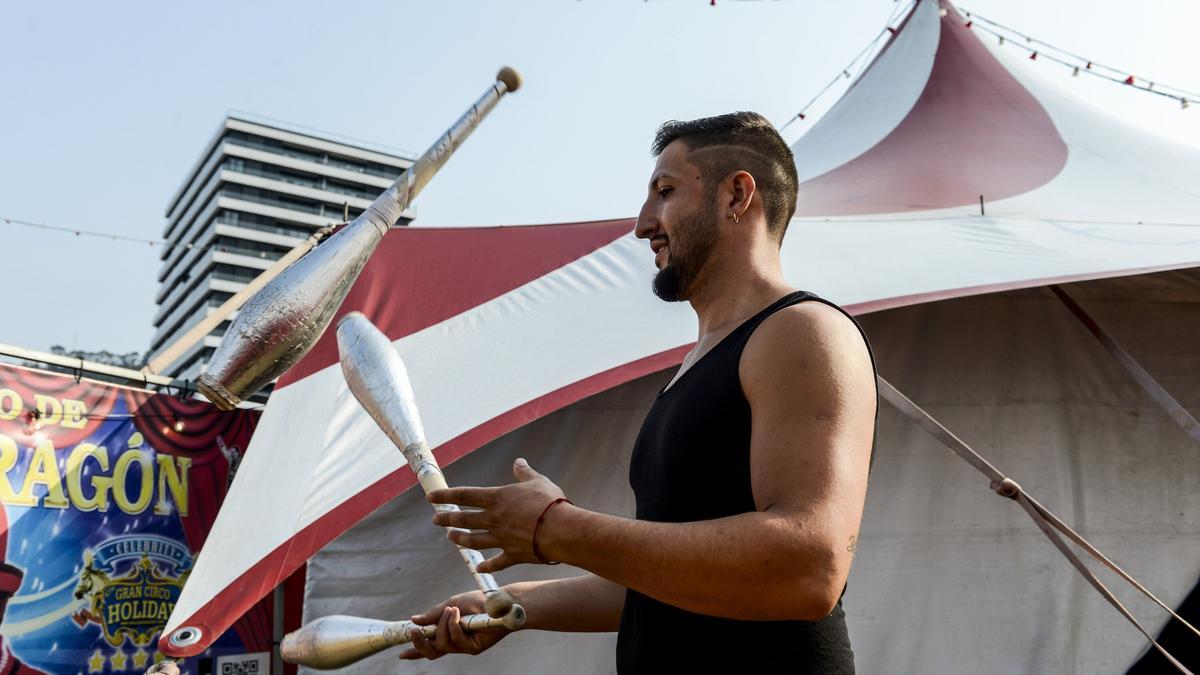 El malabarista del Gran Circo Holiday