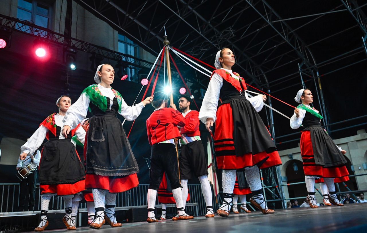 [Fotos] Donostia baila con Goizaldi Dantza Taldea