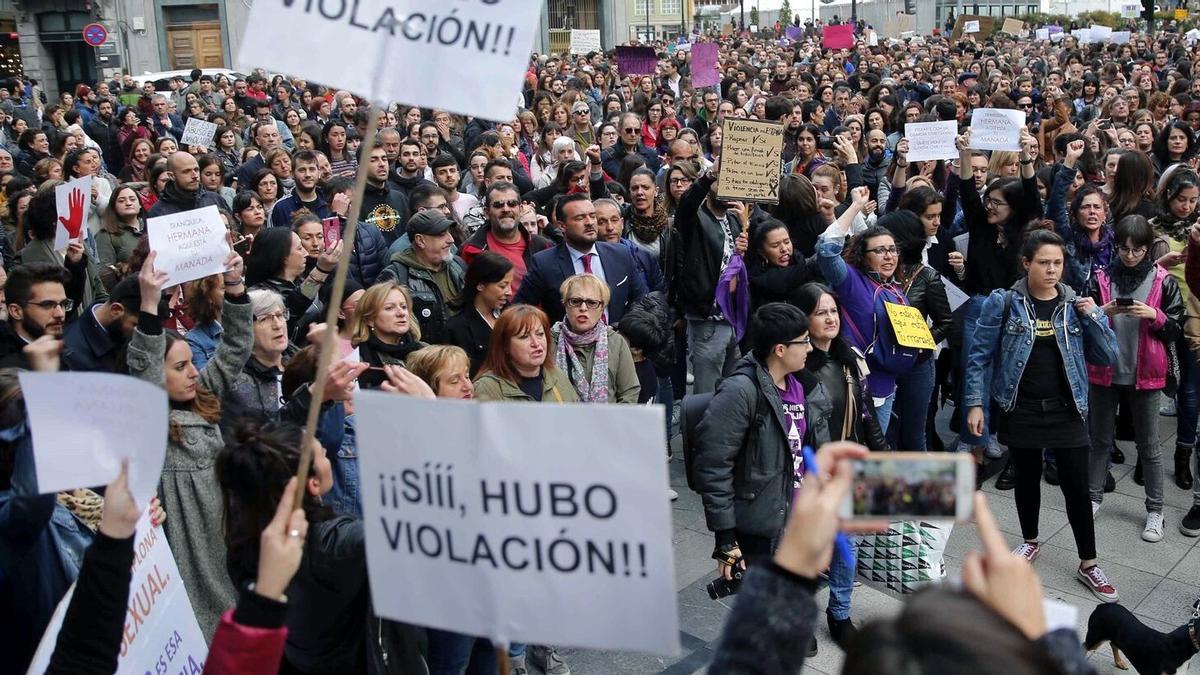 Una de las manifestaciones en repulsa por la violación grupal de La Manada. Una de las manifestaciones en repulsa por la violación grupal de La Manada.