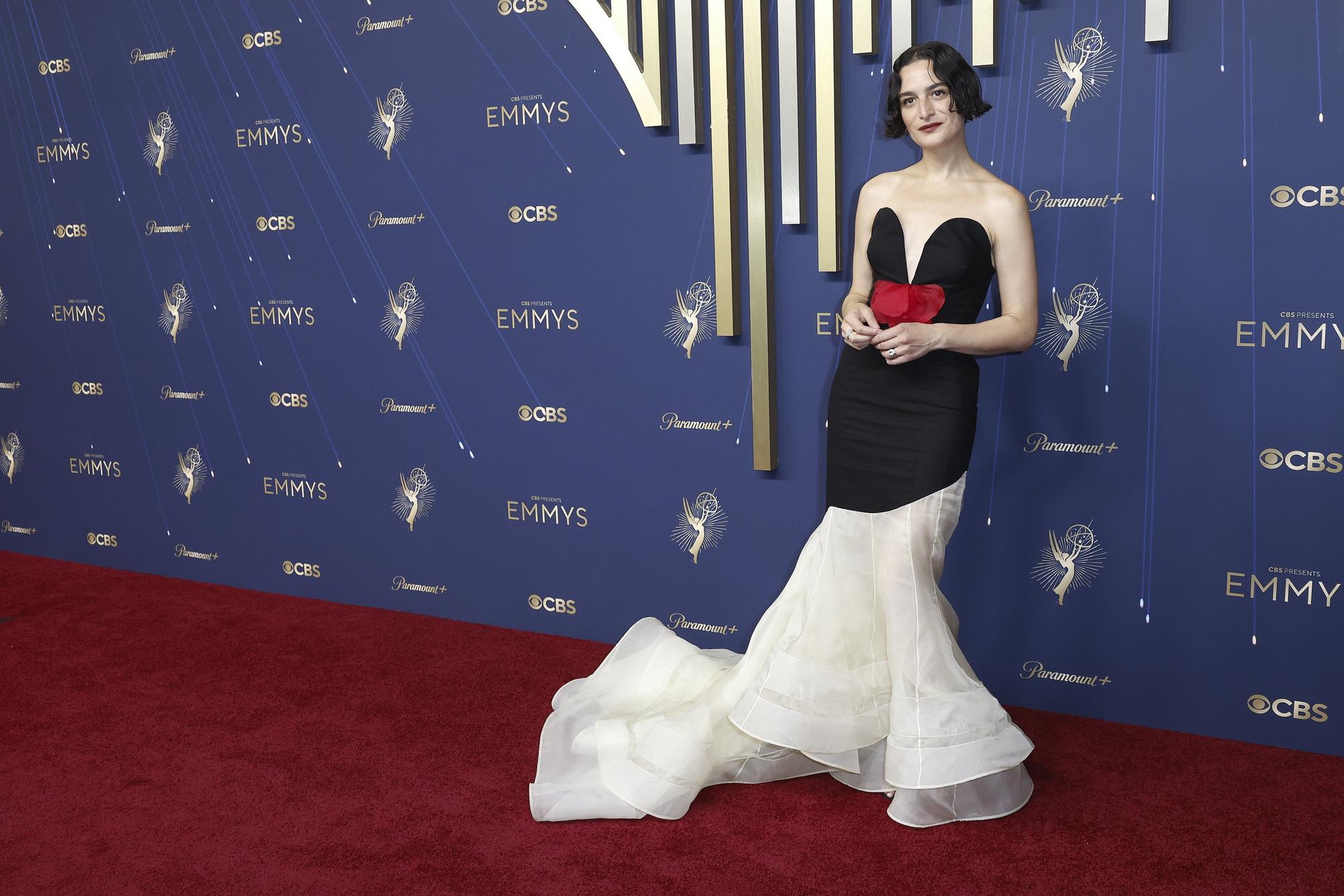 Alta costura y mensajes políticos: Jenna Ortega y Javier Bardem, protagonistas de la alfombra roja de los Emmy 2025