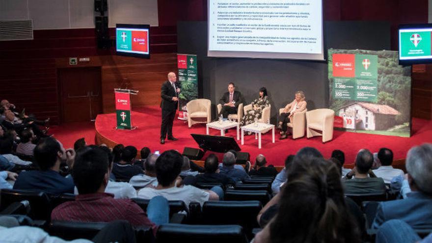 En el atril de pie, el viceconsejero de Agricultura, Pesca y Política Alimentaria del Gobierno vasco, Bittor Oroz, en el centro sentados (de izquierda a derecha): el secretario general de EROSKI, Mikel Larrea, la directora de comercial de Eroski, Beatriz