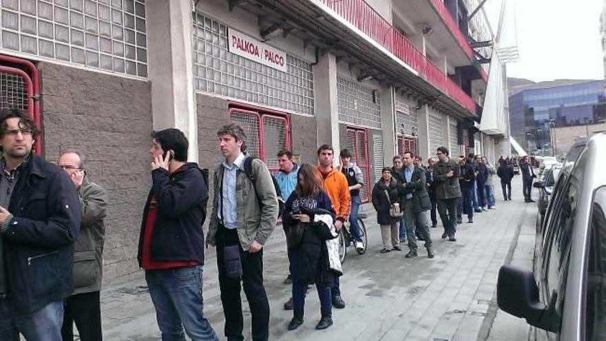 Colas en San Mamés para sacar el bono del Real Madrid y del Barcelona