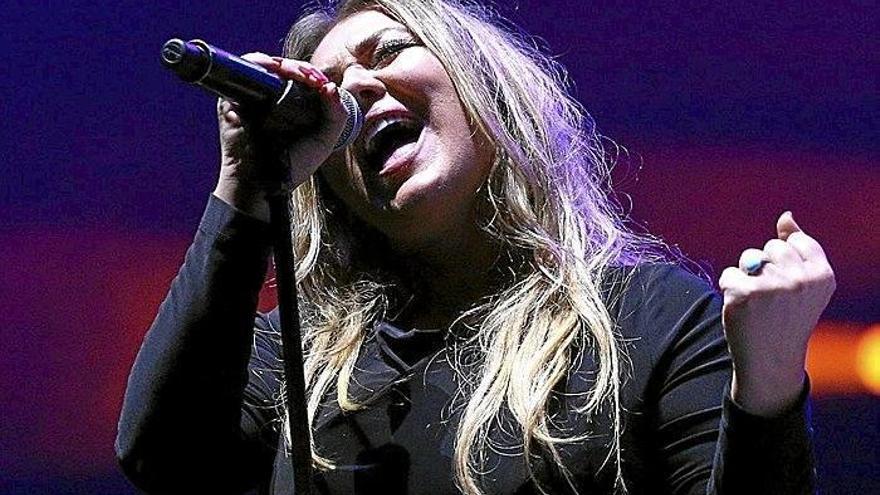 Amaia Montero regaló tres bises