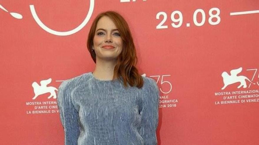 La actriz estadounidense Emma Stone posa para los fotógrafos durante la presentación de la cinta &quot;The Favourite&quot;.