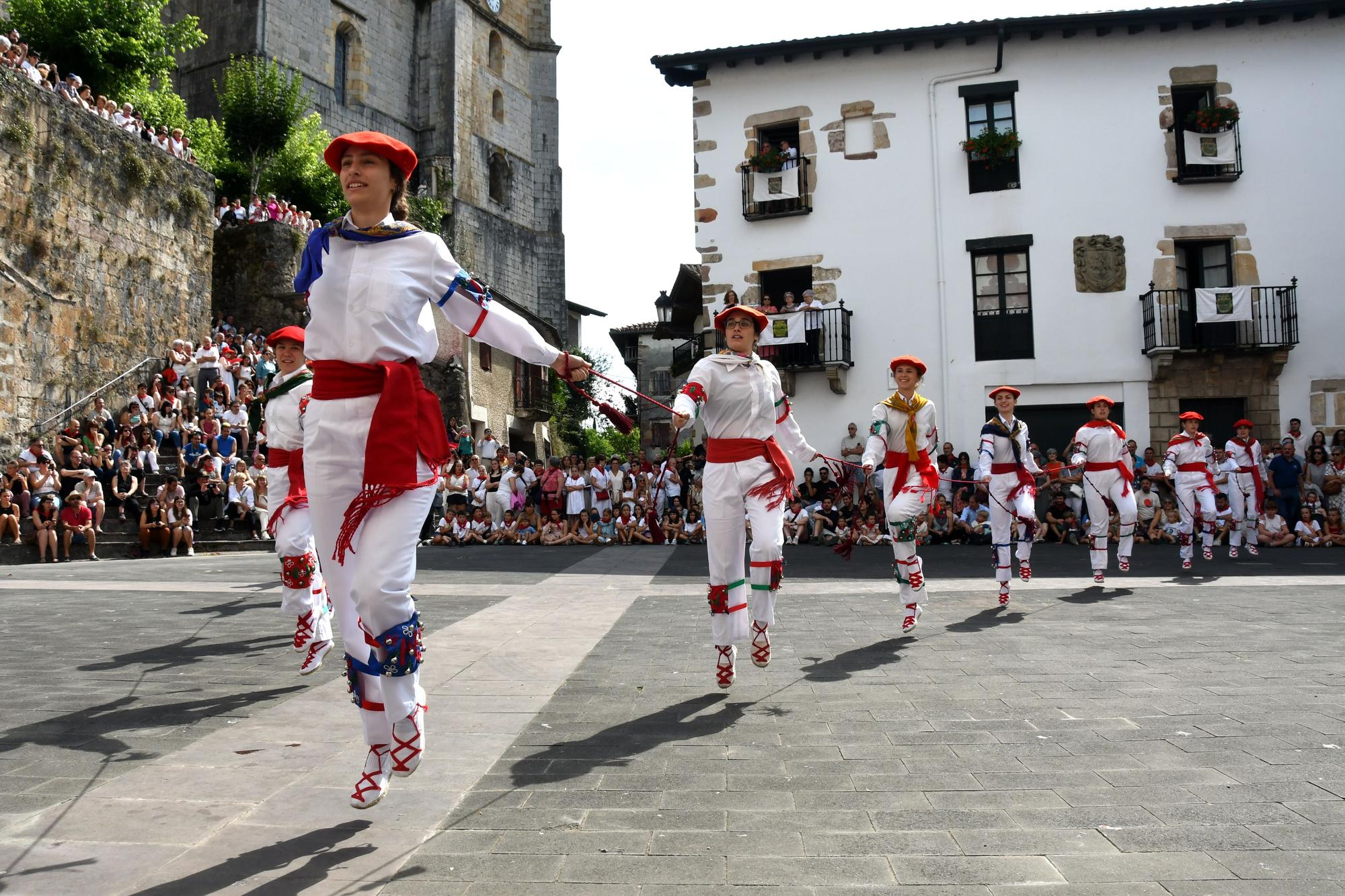 Bera celebra su día grande a ritmo de dantzas