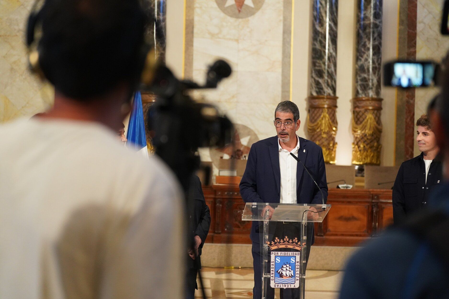 El alcalde de Donostia, Eneko Goia, acompañado de los ediles del PNV, en la comparecencia en la que ha anunciado su adiós