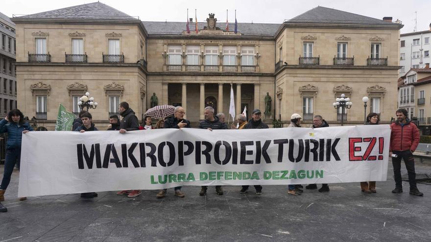 Araba Bizirik se concentra ante la Diputación para exigir la paralización del parque eólico de Labraza