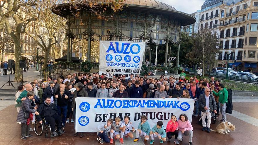 Presentan casi un millar de firmas exigiendo más equipamiento vecinal en la Parte Vieja de Donostia