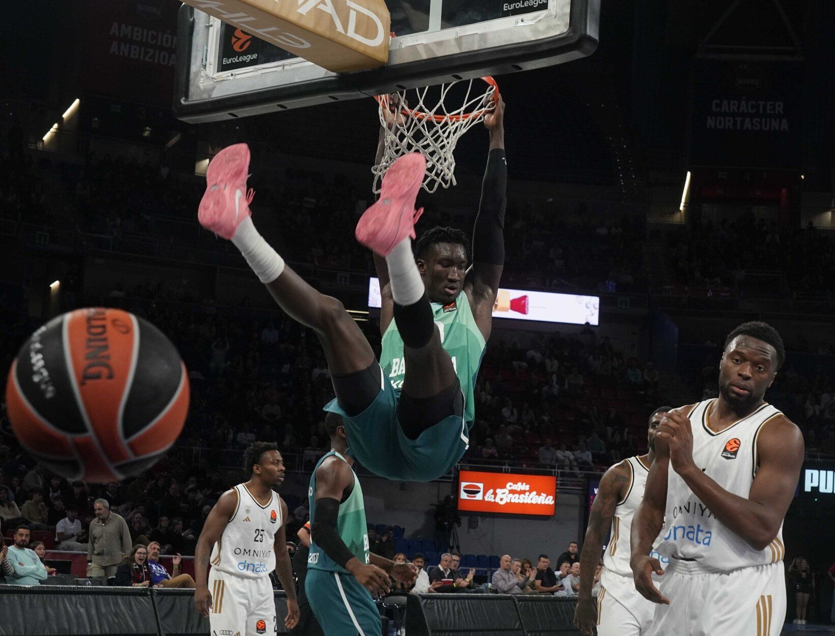 Khalifa Diop machaca el aro ante Kabengele.