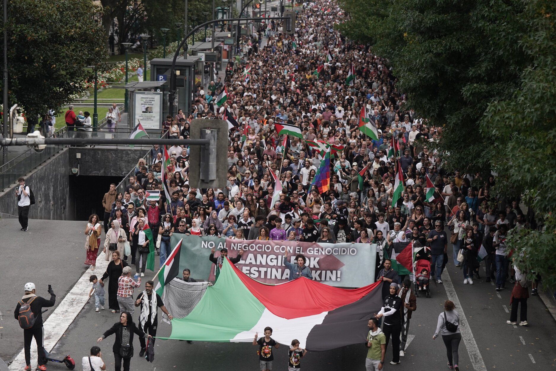 [Fotos] Donostia se vuelca con Palestina en la huelga general