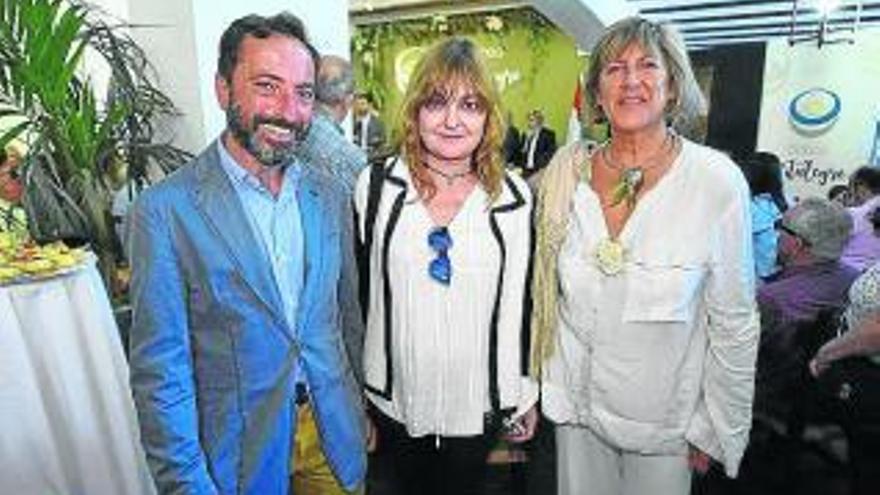 Álvaro Díaz de Lezana, Elena Marsal e Iratxe de Madariaga no faltaron al homenaje.