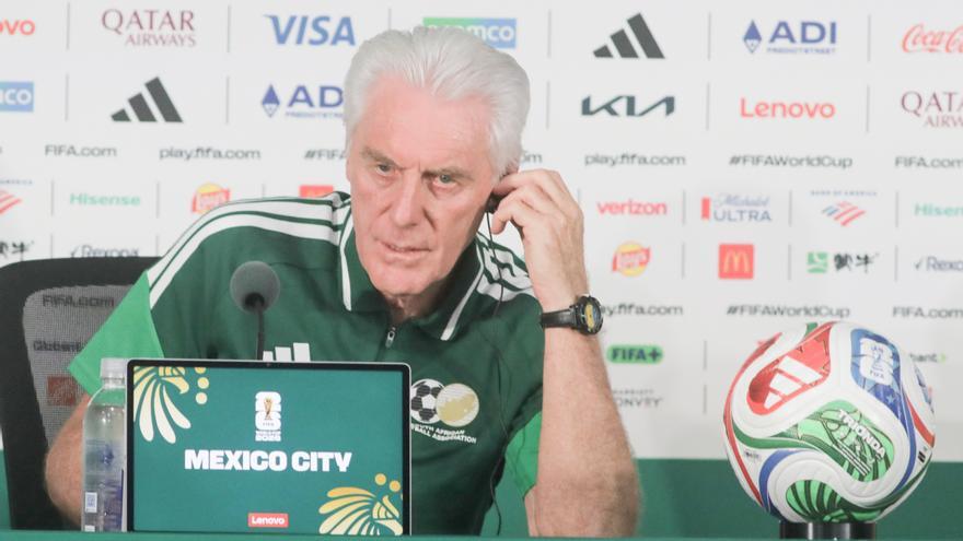 Broos, seleccionador de Sudáfrica, concede el favoritismo a México en el partido inaugural