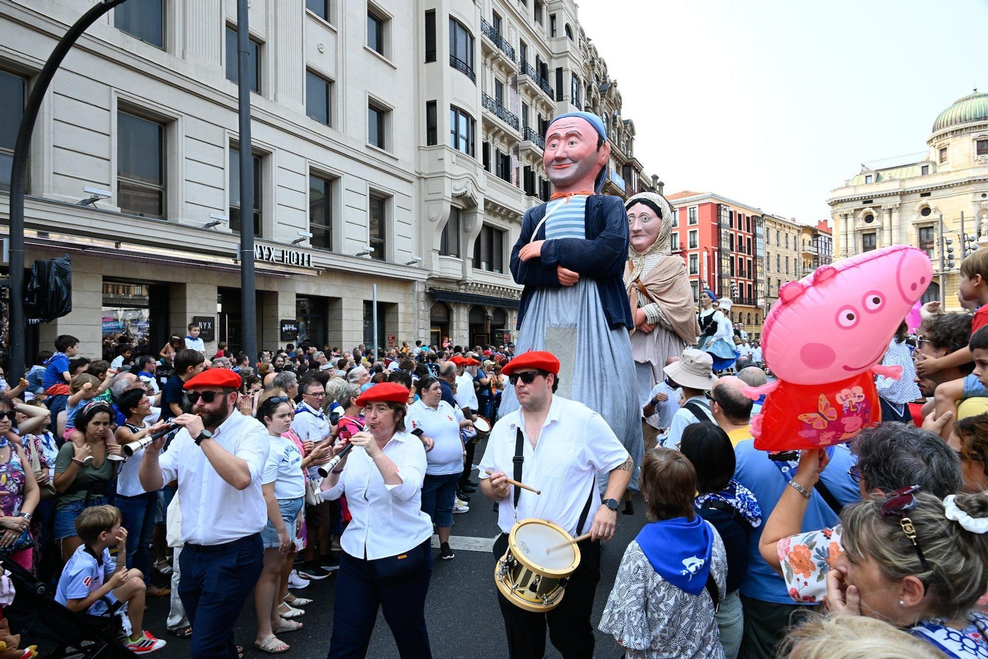 En imágenes: Los gigantes y cabezudos despiden Aste Nagusia a lo grande