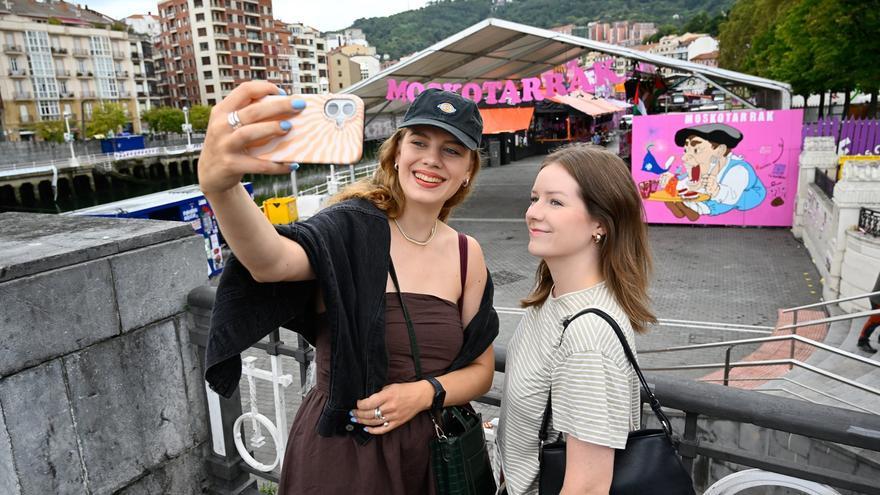 Turistas en Aste Nagusia: &quot;Hemos venido de casualidad a Bilbao y nos hemos encontrado la fiesta&quot;