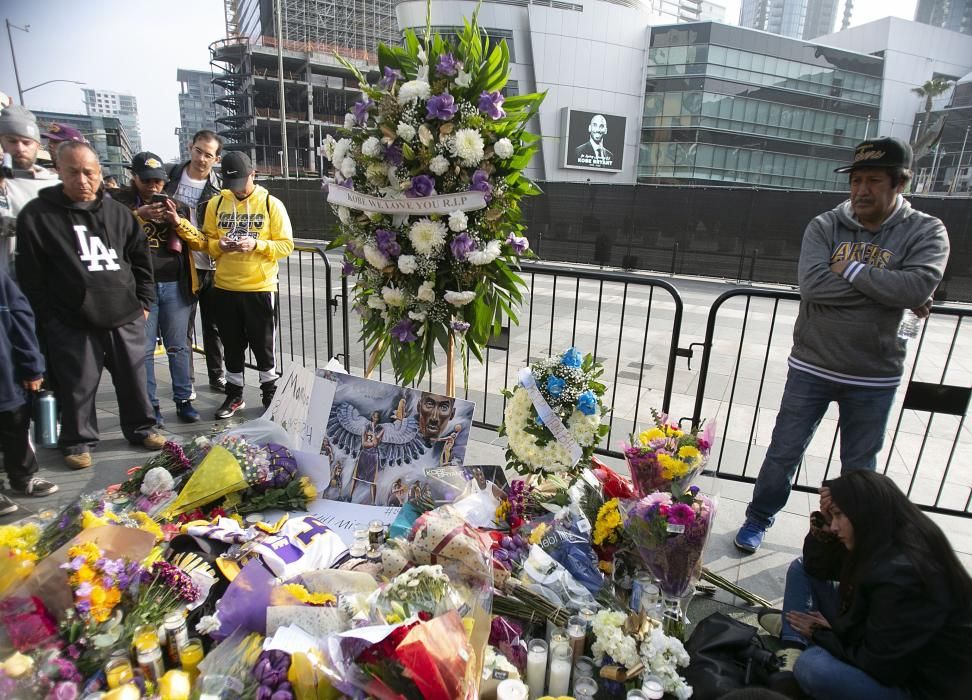 Los Angeles se ha llenado de homenajes al jugador de los Lakers Kobe Bryant, fallecido en un accidente de helicóptero. .