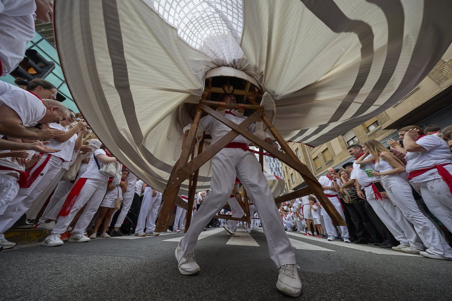 Imágenes de la primera salida de la Comparsa de Gigantes estos Sanfermines