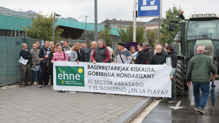 Ganaderos y agricultores acusan al Gobierno Vasco de no reconocer la crisis del sector