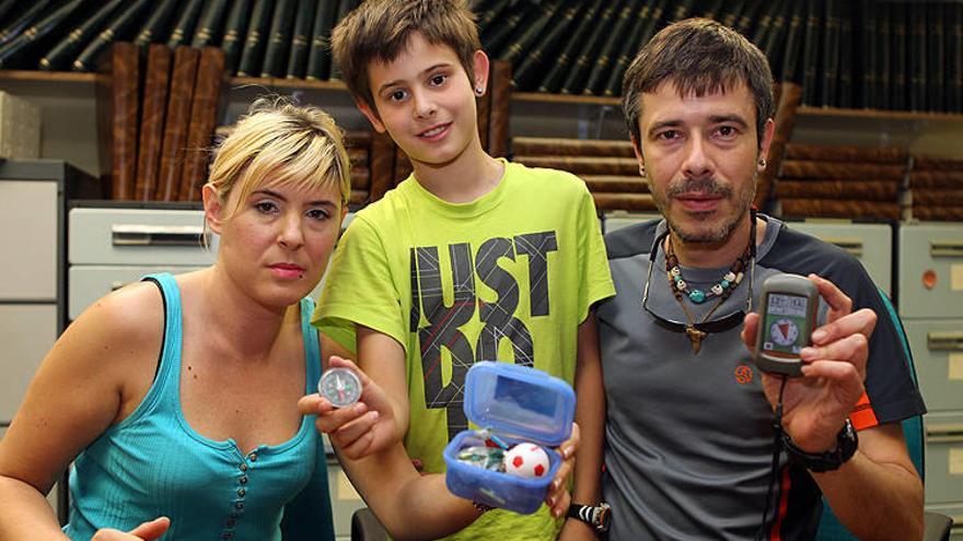 Adela Azaba (i), Fermín Yuba (d) y Yon Ander Yuba, el hijo de ambos (en medio).